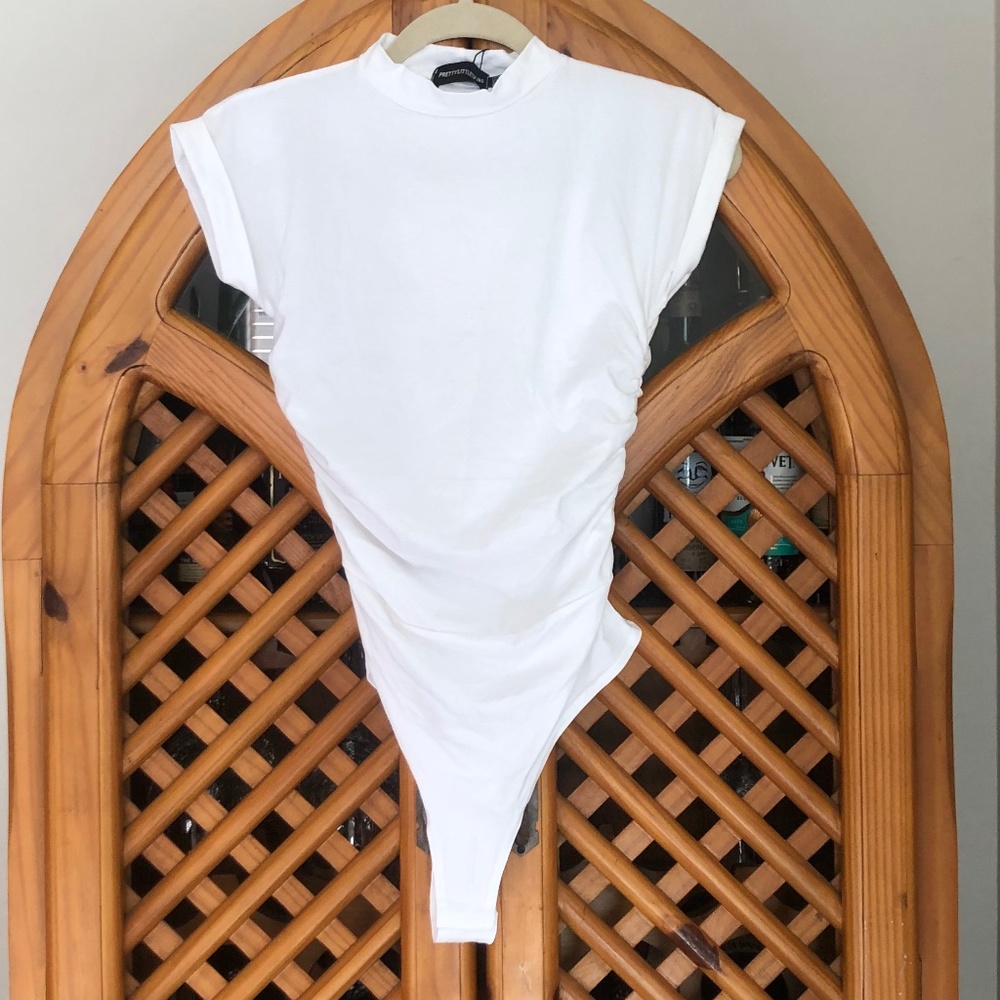 Pretty Little Thing white shortsleeved bodysuit